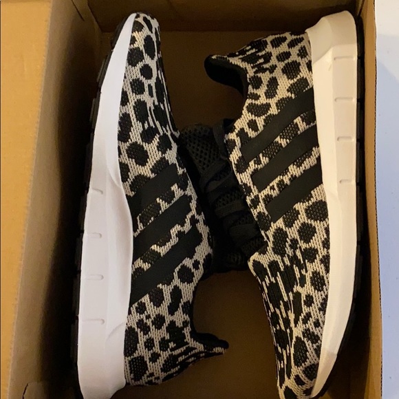 1st Ed. ADIDAS✖️LEOPARD PRINT SWIFT RUNS 🖤NWT in box - Picture 7 of 8